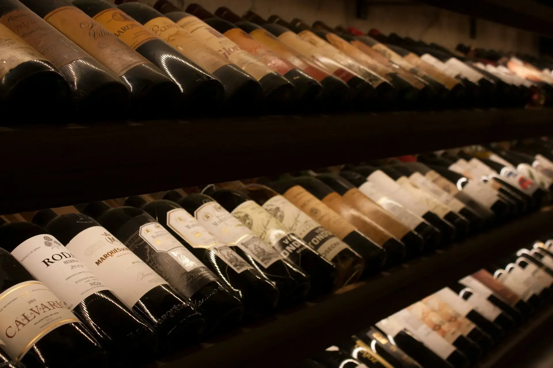 Image de vins sur une étagère spécialisé 